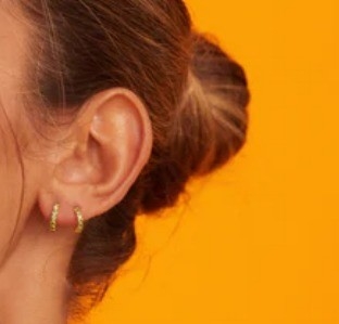 18K গোল্ড প্ল্যাটেড বেবি স্মারাল্ড CZ Huggie Earrings For Girls দৈনন্দিন গয়না